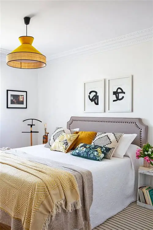 спальня с серым мягким изголовьем