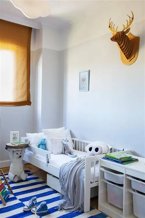 бело-голубая детская спальня