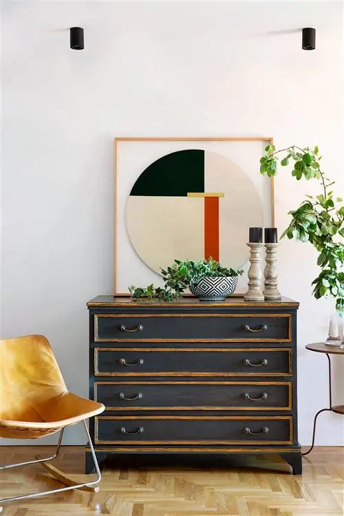 гостиная с черным комодом