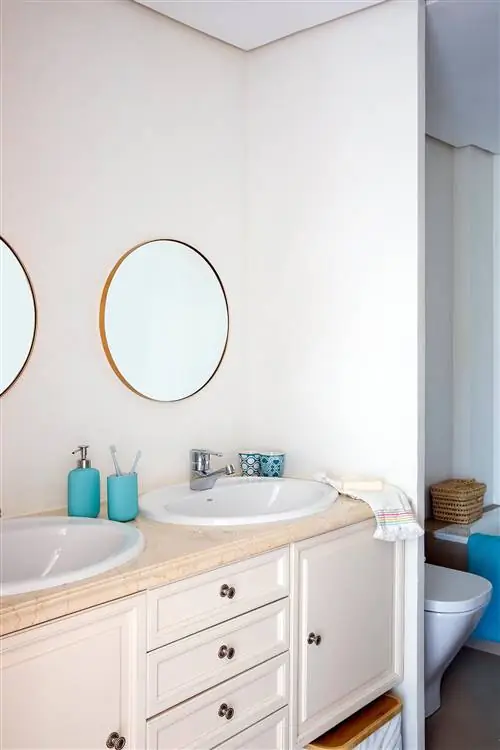 ванная комната с двумя раковинами и мебелью