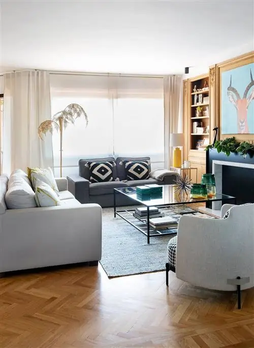 гостиная с двумя серыми диванами и камином