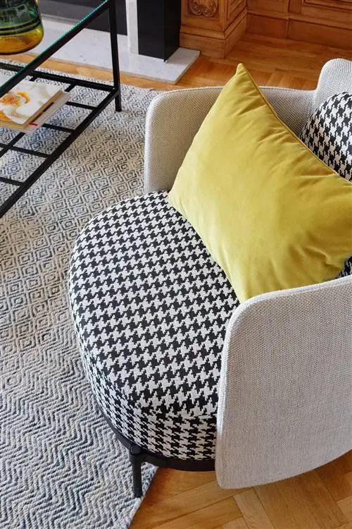 Современное кресло с обивкой из гусиной лапки