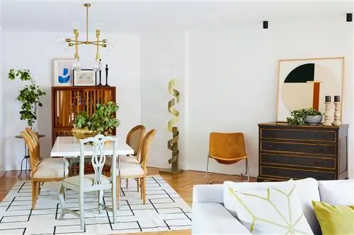 столовая с белым столом и классическими стульями