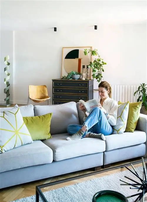 гостиная с серым диваном и зелеными подушками