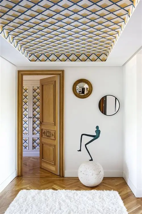 прихожая с круглыми зеркалами и геометрическими обоями