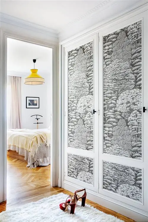 гардеробная с серыми обоями