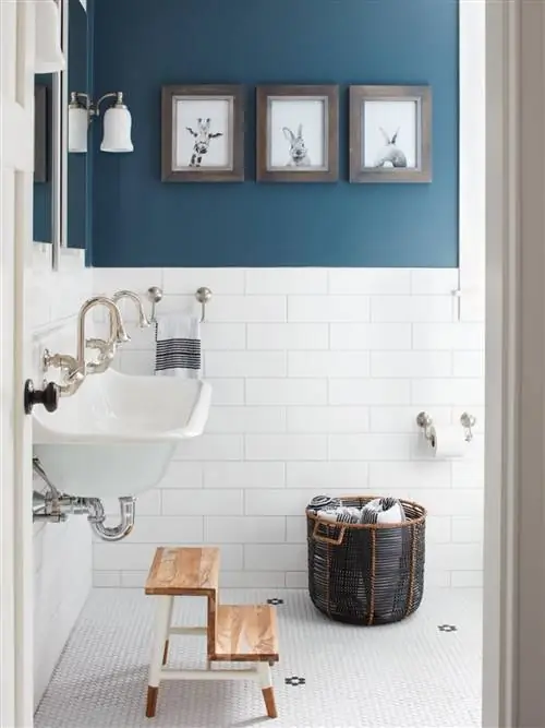 Ванная комната, Комната, Шкаф для ванной комнаты, Дизайн интерьера, Аксессуары для ванной комнаты, Коричневый, Стена, Плитка, Мебель, Пол,