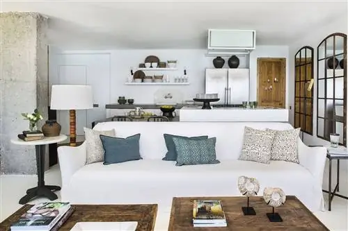 квартира в аликанте с видом на море гостиная в белом и дереве