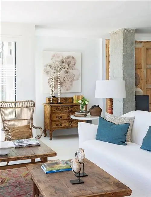 квартира в аликанте с видом на море гостиная в белом и дереве