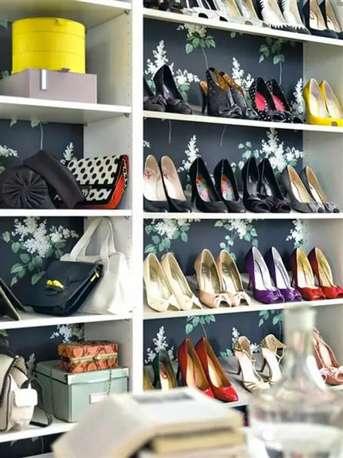 расставить сумки по полкам