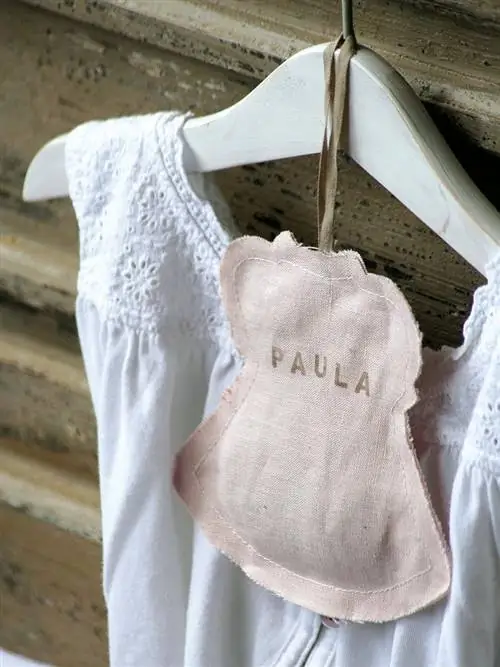 Белый, Бежевый, Платье, Верхняя одежда, Шаблон, Ткань, Вешалка для одежды, Шерсть, Шаблон, Белье,