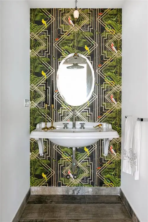 ванная комната, украшенная экзотическими обоями