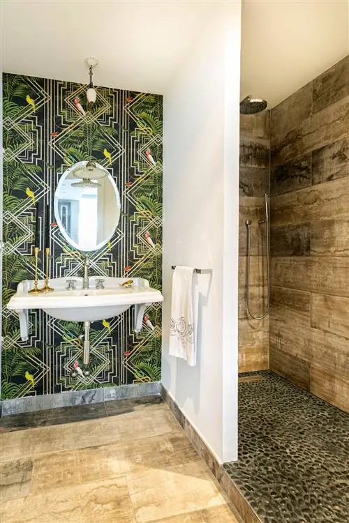 ванная комната со встроенной душевой кабиной, украшенная экзотическими обоями