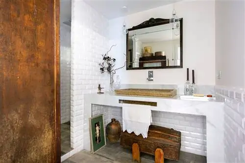 ванная комната с плиткой метро белого цвета и старой раковиной