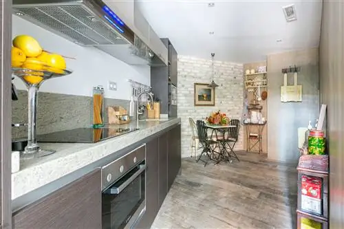 кухня с кабинетом в доме роберто сегиро