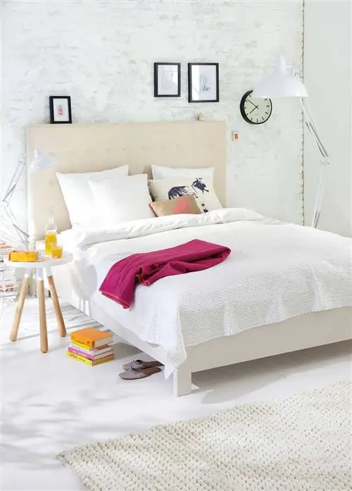 Женственная спальня: стена под кирпич