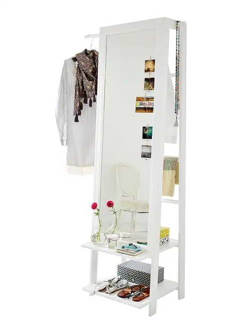 белое вертикальное зеркало