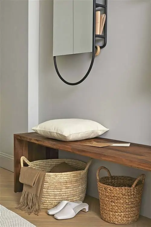 зал с деревянной скамейкой и корзинами