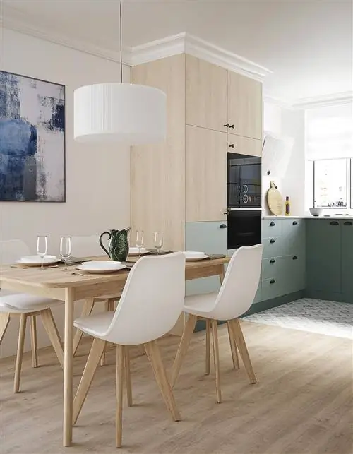 современная кухня с деревянной обеденной зоной