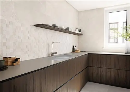 современная кухня с деревянной мебелью и каменной стеной