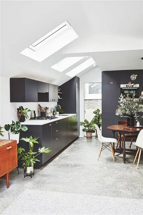 современная кухня со скошенным потолком в черно-белых тонах