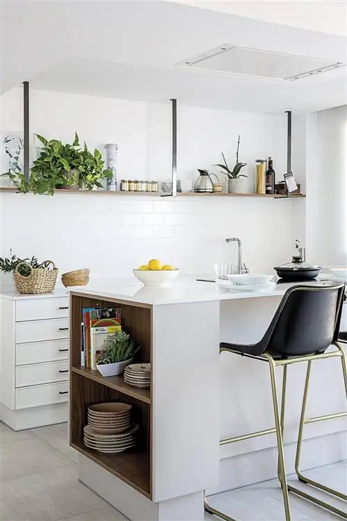 современная кухня с островом и плиткой метро