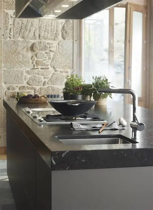 современная островная кухня с кухонной зоной и раковиной