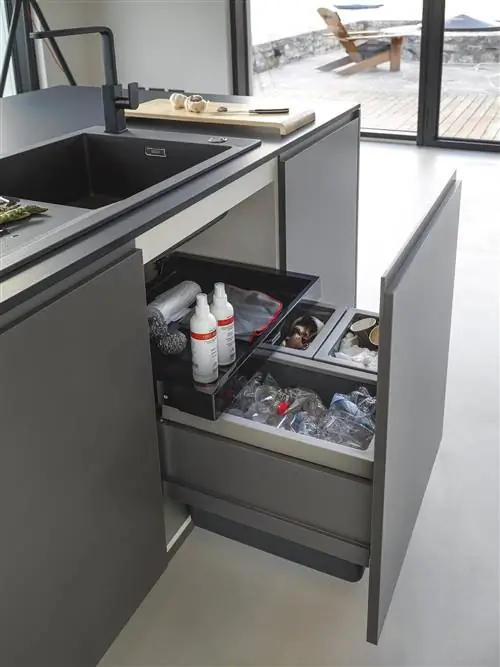 современная кухня с функциональной мебелью