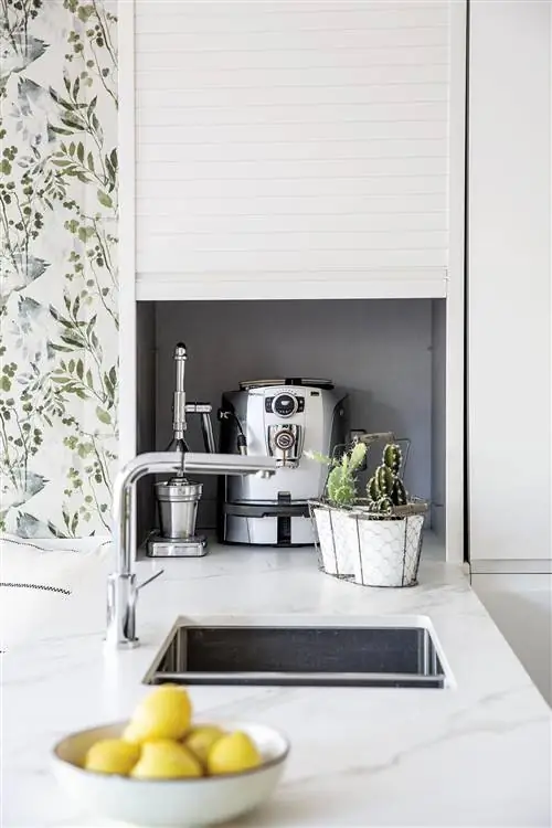 современная кухня со скрытой функциональной мебелью