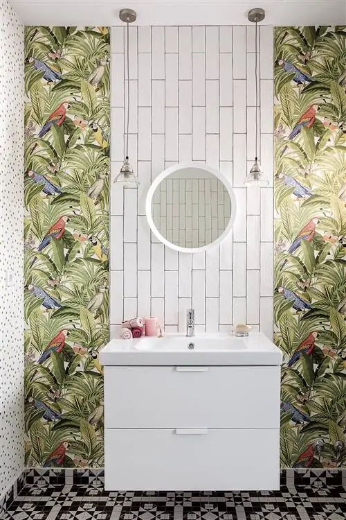 современные ванные комнаты с раковиной с обоями из джунглей