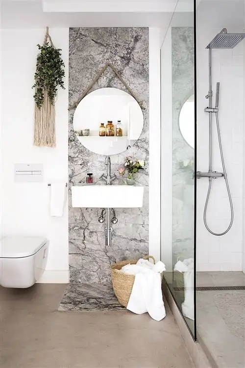 современная ванная комната с раковиной с обоями