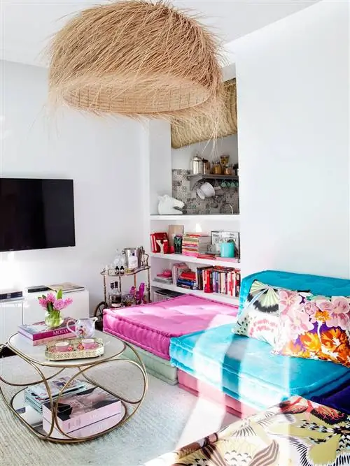 Комната, Дизайн интерьера, Текстиль, Мебель, Постельное белье, Стена, Розовый, Соломенная крыша, Кровать, Постельные принадлежности,