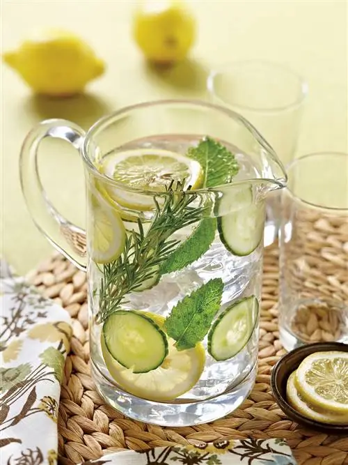 вода с лимоном и огурцом
