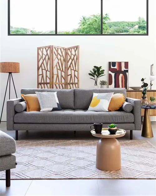 гостиная с серым диваном