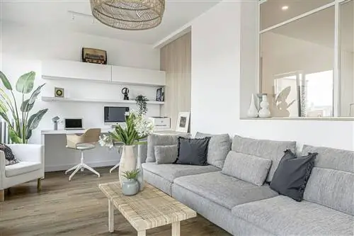 современная белая плоская гостиная с серым диваном и рабочей и учебной зоной