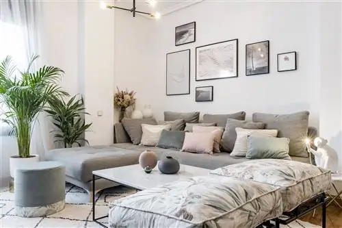 гостиная в скандинавском стиле и стиле бохо с серым диваном, шезлонгом и пастельными подушками