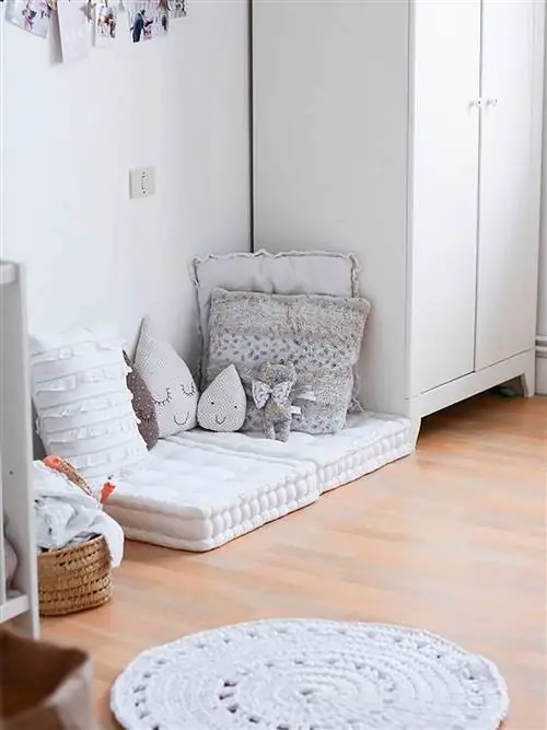 детский уголок с подушками на полу