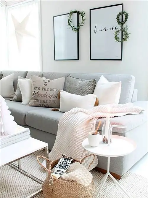 гостиная с большим и удобным диваном в светлых тонах