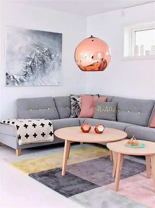 современная гостиная с серым диваном и розовыми столиками