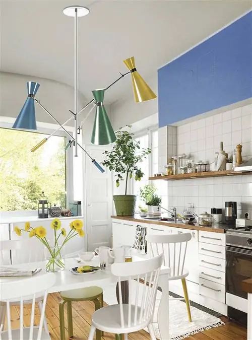 кухня с офисными мазками цвета