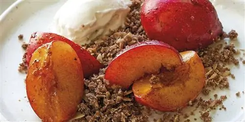 Блюдо дня: Маринованные сливы с фундуком и шоколадной крошкой