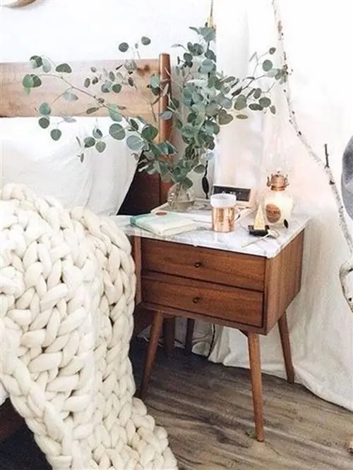 Спальня в деревенском стиле с бежевым пледом крупной вязки