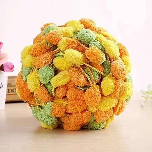 много клубков толстой пряжи с помпонами от amazon