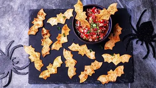 Хеллоуин рецепт начос с летучими мышами для макания