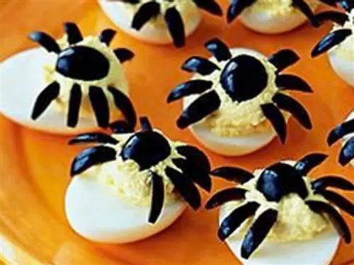 Рецепт фаршированных яиц с пауком на Хэллоуин