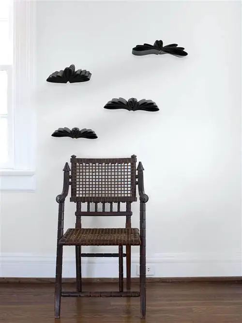 украшение на хэллоуин картонными летучими мышами на стене