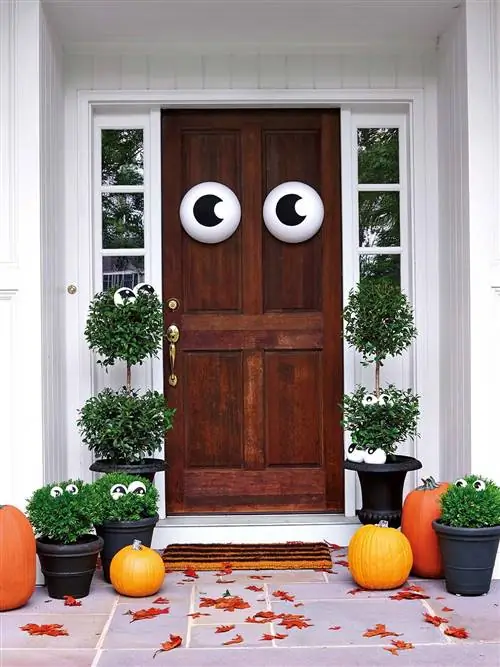 Хэллоуин украшаем дверь глазами