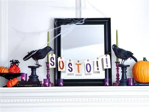 Украшение стола на Хэллоуин гирляндой из букв