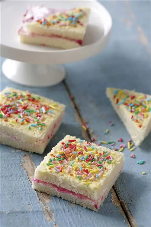 бутерброд с сыром и клубникой