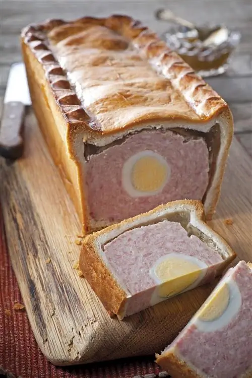пирог со свининой и яйцом